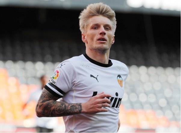 开云体育在线-包含瓦伦西亚继续低迷，客场不敌西瓦斯，士气大振的词条