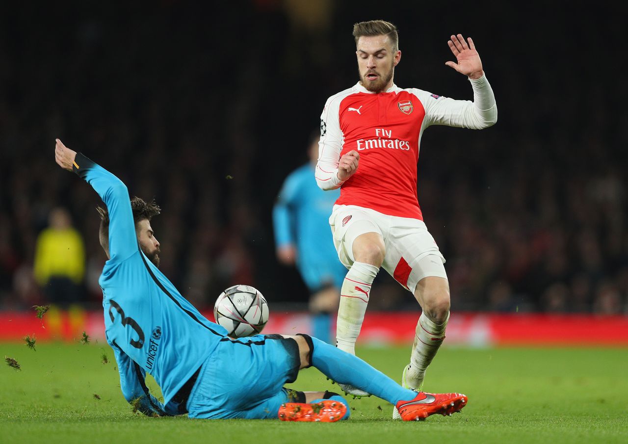 阿森纳横扫西班牙，皮克点燃赛场